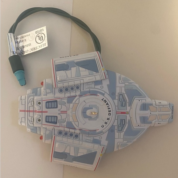Hallmark Keepsake Ornament Star Trek USS Defiant - Picture 1 of 4